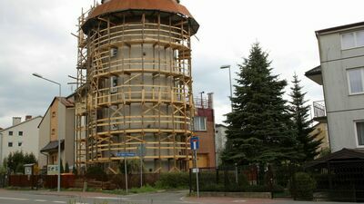 Wykonawca robót ustawił już rusztowania wokół budynku. Na remont będzie miał 200 dni, czyli około 6,5 miesiąca
