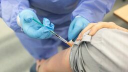 Przez pomyłkę mężczyzna dostał sześć dawek szczepionki