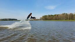 Wyciąg do nart wodnych, to jedna z atrakcji zalewu Zimna Woda