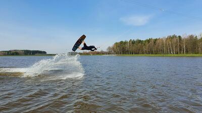 Wyciąg do nart wodnych, to jedna z atrakcji zalewu Zimna Woda