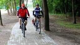 Zamiast jeździć po ruchliwej jezdni al. 1000-lecia, rowerzyści zmierzający w kierunku zakładowej bramy nr 2, mogą korzystać już z bezpieczniejszego rozwiązania - nowej ścieżki rowerowej 