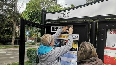 Taka zapowiedź normalności. Cieszymy się jak dzieci, że możemy powiesić plakaty z repertuarem kinowym. Koniecznie zajrzyjcie do kina PLON – napisali pracownicy z Hrubieszowskiego Domu Kultury szykując się do otwarcia.
