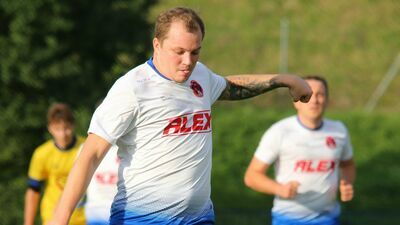 Paweł Bielak na co dzień gra w polu. W Janowie Lubelskim ujawnił swój ukryty talent i znakomicie zagrał między słupkami

