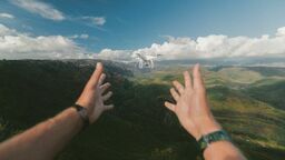 Chcesz latać dronem? Sprawdź jakie uprawnienia potrzebujesz