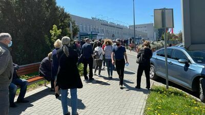 „Jakiś szał”. Gigantyczna kolejka na szczepienie przed szpitalem w Lublinie 