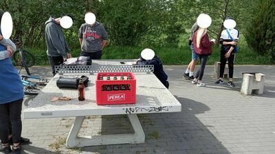 Libacja prawie na skwerku. Ze skrzynką piwa na ścieżce rowerowej