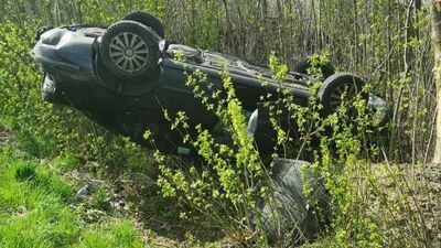 Był pijany, a i tak wsiadł do samochodu. Jazdę zakończył dachowaniem i uciekł
