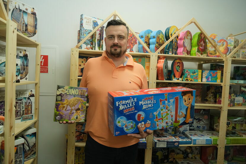 Bartosz Wolański ze sklepu Rany Julek! radzi, żeby zabawki łączyły się z edukacją
