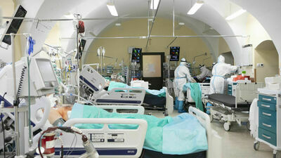 W całym kraju w szpitalach wolna ponad połowa łóżek covidowych