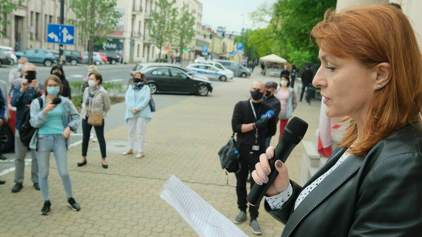 Sędzia Dorota Dobrzańska przemawia podczas wtorkowego protestu przed Sądem Okręgowym w Lublinie. Uczestnicy solidaryzowali się z sędziami zawieszonymi w pełnieniu obowiązków służbowych: Igorem Tuleyą i Pawłem Juszczyszynem