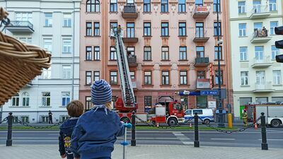 Mężczyzna nie chciał wypuścić swojej partnerki do pracy. Policjanci wyważyli drzwi do mieszkania
