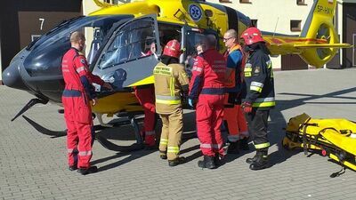 73-latek został zabrany do szpitala przez pogotowie lotnicze. Niestety zmarł w wyniku odniesionych obrażeń