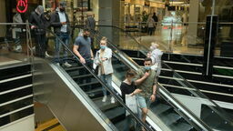 Właściciele sklepów w galeriach handlowych problemu upatrują m.in. w przyzwyczajeniu klientów do zakupów przez internet