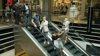 Właściciele sklepów w galeriach handlowych problemu upatrują m.in. w przyzwyczajeniu klientów do zakupów przez internet