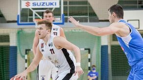 Karol Obarek (z piłką) są bardzo blisko awansu do I ligi