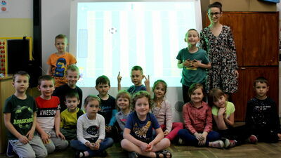 Młodzi uczniowie SP nr 2 przy nowej „magicznej ścianie”, czyli multimedialnej tablicy, która umożliwia zarówno naukę, jak i zabawę. Urządzenie pojawiło się w szkole zaledwie kilka dni temu