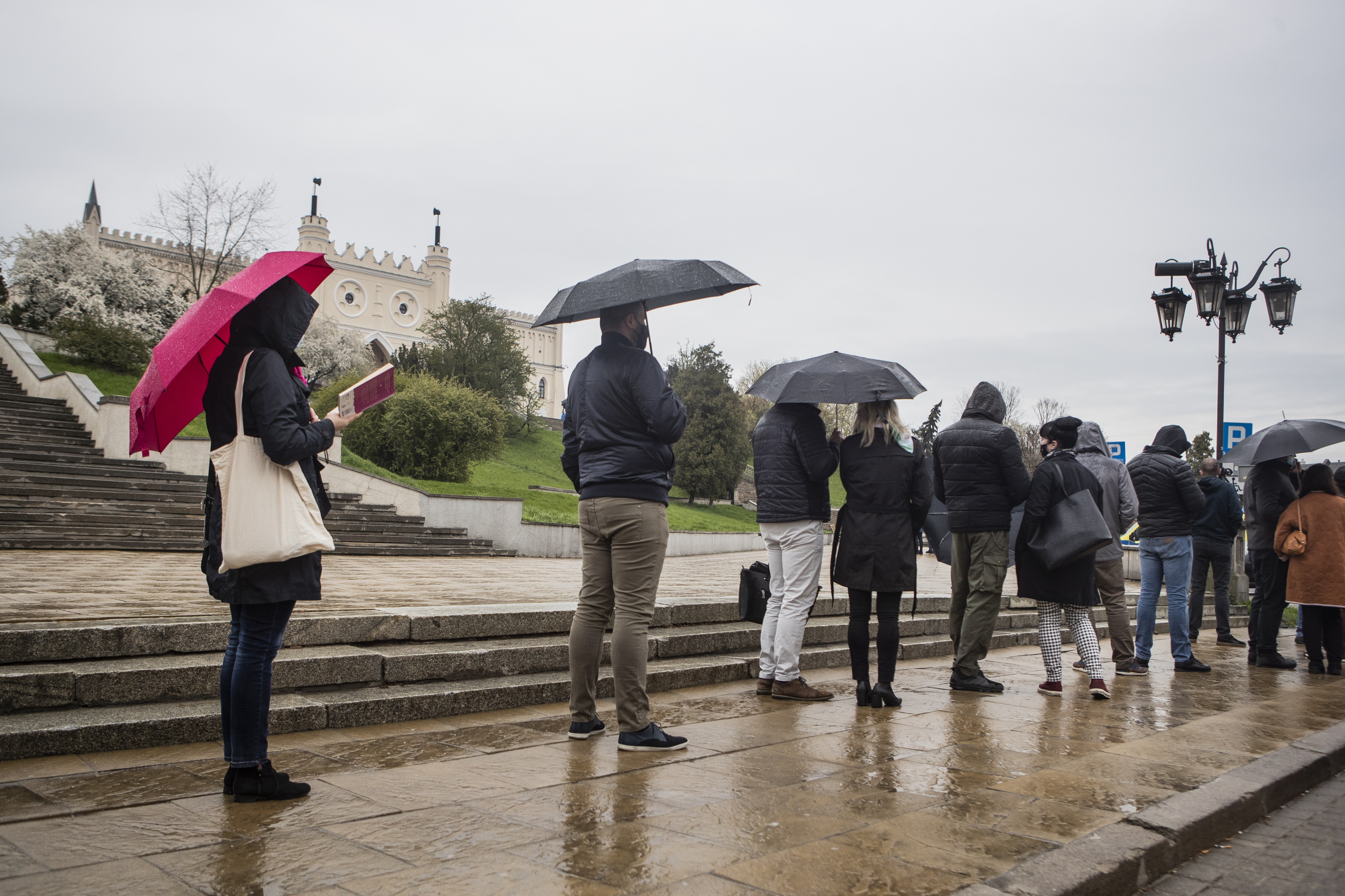 W sobotę rano chętnych na szczepienie było tylu, że kolejka sięgała aż do al. Tysiąclecia