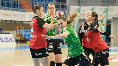 Kinga Achruk (z piłką) to jedna z liderek Perły

