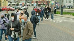 Taka kolejka ustawiała się do szczepienia na pl. Zamkowym w Lublinie w czasie majówki.