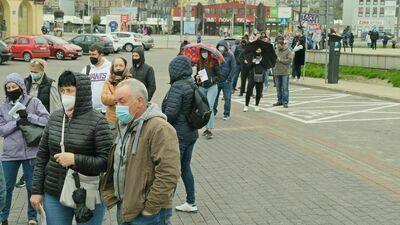 Taka kolejka ustawiała się do szczepienia na pl. Zamkowym w Lublinie w czasie majówki.