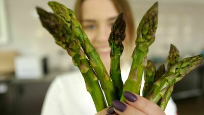 Szparagi i miód to bardzo smaczne połączenie. Jeśli mamy w domu gofrownicę, możemy ugotowane szparagi położyć na gorącym gofrach, polać miodem, obsypać podprażonymi migdałami. A nawet posypać startym parmezanem