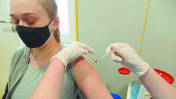 Ozdrowieńców zaszczepią szybciej i jest pytanie, czy to dobrze?