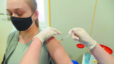 Ozdrowieńców zaszczepią szybciej i jest pytanie, czy to dobrze?