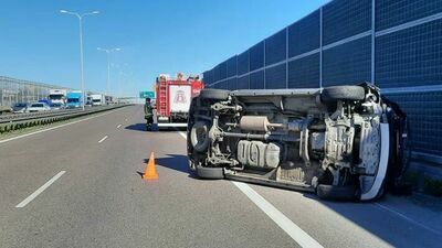 Kraksa na S17 pod Lublinem. Nagłe uderzenie z tyłu, jeden z samochodów wylądował na boku