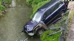 Powiat kraśnicki. Nastolatka „zmiotła” barierki i wjechała oplem do rzeki