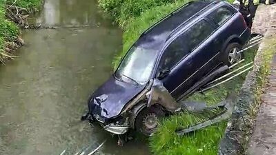 Powiat kraśnicki. Nastolatka „zmiotła” barierki i wjechała oplem do rzeki