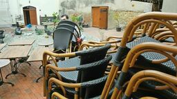 Na zdjęciu: Patio restauracji Mandragora, która przygotowuje się na przyjęcie gości