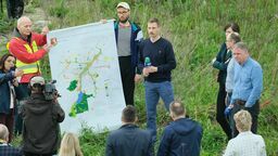 Spotkanie zwolenników budowy nowego stadionu w dolinie Bystrzycy z przeciwnikami. Z mikrofonem stoi Szymon Pietrasiewicz