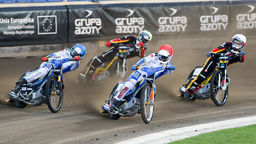 Mateusz Cierniak (w czerwonym kasku) podczas meczu z Betard Spartą Wrocław