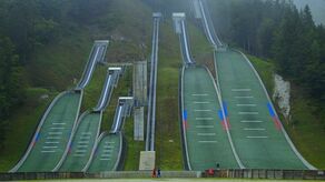  Wśród nietypowych pomysłów można wymienić np. budowę skoczni narciarskiej w wąwozie między osiedlami LSM a Czubami. Na zdjęciu skocznia narciarska w Planicy