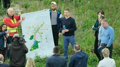 Spotkanie zwolenników budowy nowego stadionu w dolinie Bystrzycy z przeciwnikami. Z mikrofonem stoi Szymon Pietrasiewicz