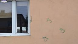 Zamość: Znajomy go zdenerwował więc chwycił kostkę brukową