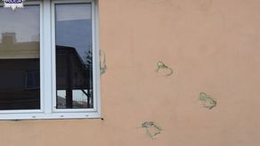 Zamość: Znajomy go zdenerwował więc chwycił kostkę brukową