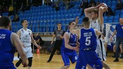 Adam Myśliwiec (z piłką) była najlepszym zawodnikiem U!NB w sobotnim meczu

