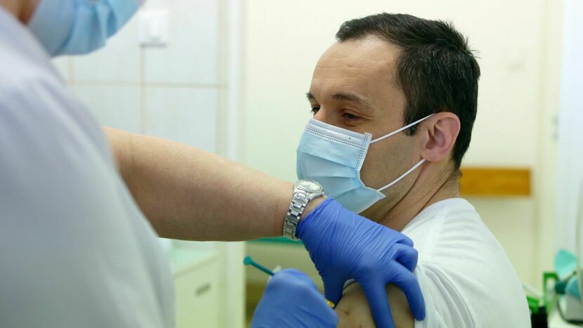 Pierwszą dawkę szczepionki przyjął prezes PZL-Świdnik Jacek Libucha. W zakładzie ma ruszyć punkt dla wszystkich chętnych pracowników
