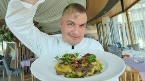 Najbardziej dumny jestem z pielmieni. Inspiracją była dla mnie karta gwiazdowej francuskiej restauracji. Farsz składa się z grzybów i kremowej cebulki, w daniu pojawią się orzechy nerkowca i maślany sos – mówi Kuba Piętowski, szef kuchni restauracji 2 Pi eR