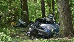 Tragedia na drodze przez las. Audi dosłownie się rozpadło