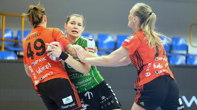 Aleksandra Rosiak (z piłką) w poprzedniej konfrontacji z Zagłębiem w hali Globus miała olbrzymie problemy ze sforsowaniem defensywy „miedziowych”