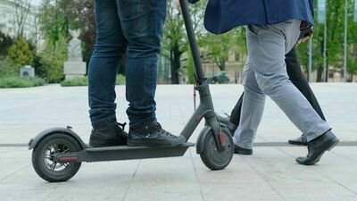 Nie tylko hulajnogi elektryczne. Zmieniają się przepisy też dla deskorolkowców