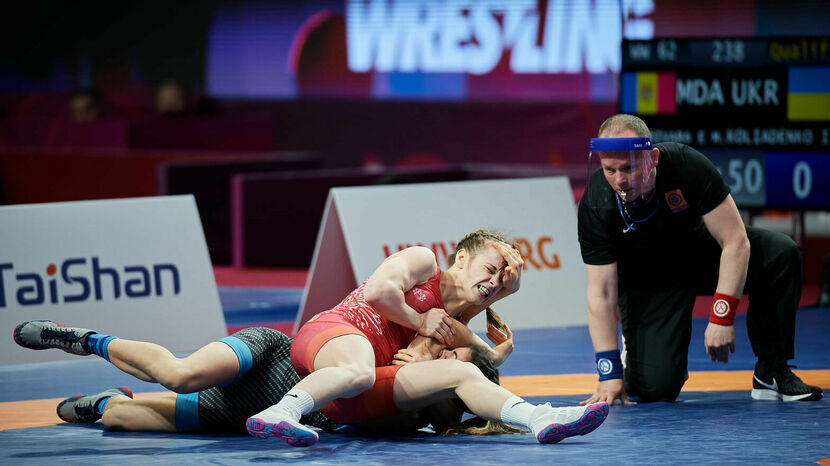 Anhelina Łysak (czerwony strój) wywalczyła brązowy medal młodzieżowych mistrzostw Europy<br />
<br />
