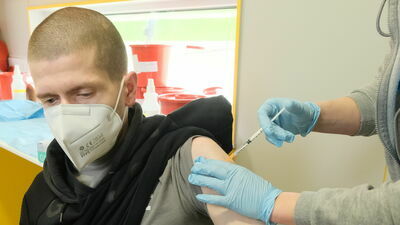 Szczepienia to jedyna rzecz, która może nas uchronić przed powtórką tego, co było jesienią w zeszłym roku – przekonują lekarze