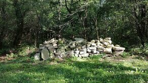 Dzisiaj jedną z bardzo już niewielu pamiątek po Izbickich Żydach są fragmenty macew złożonych na tamtejszym kirkucie. Część z nich w czasie okupacji była wykorzystana przez Niemców do budowy aresztu