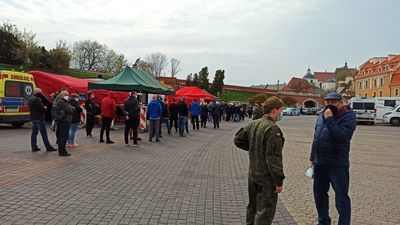 Długa kolejka do szczepień na pl. Zamkowym. „Nie chcę Zeneki”