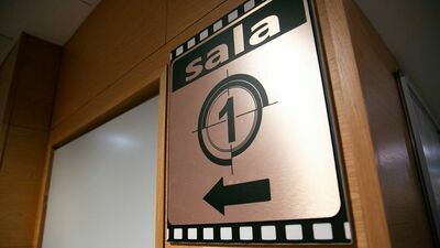 Nowy harmonogram luzowania obostrzeń. Kina i teatry będą otwarte wcześniej