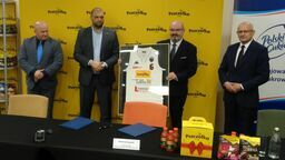 Arkadiusz Pelczar (drugi z lewej) przekazał Andrzejowi Łopackiemu (drugi z prawej) pamiątkową koszulkę