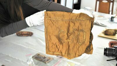 W kościele więcej skrytek nie znaleziono. Za to przedmioty, które wydobyto w zeszłym roku, trafiły właśnie do Muzeum Czartoryskich w Puławach. W ciągu najbliższych tygodni czekają je prace konserwatorskie